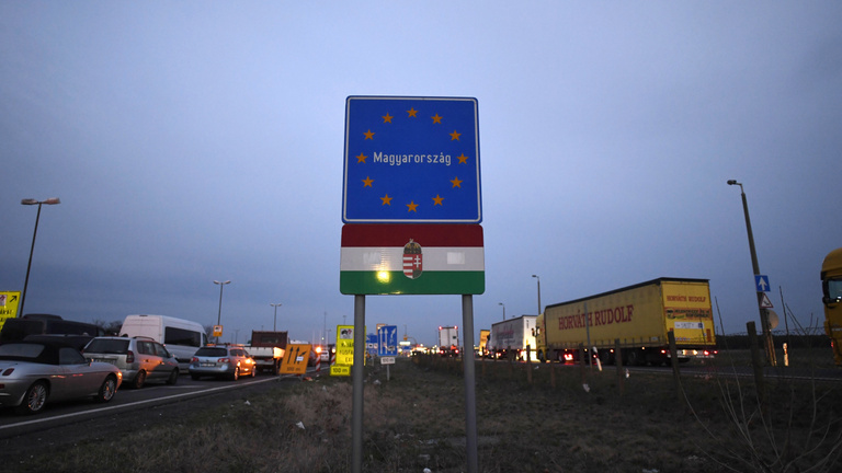 Mennek haza a vendégmunkások, kilométeres kocsisorok állnak a román határon