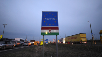 Mennek haza a vendégmunkások, kilométeres kocsisorok állnak a román határon