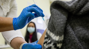 Haladékot kaptak az oltatlan tanárok, december végéig felvehetik még a vakcinát