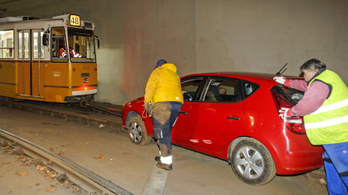 A 48-as villamos húzott ki egy autót az alagútból a Clark Ádám téren