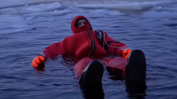 Jeges vízben lebegnek a turisták Lappföldön, ez az új őrület