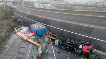 Összedőlt egy felüljáró a túlméretes kamion alatt Kínában