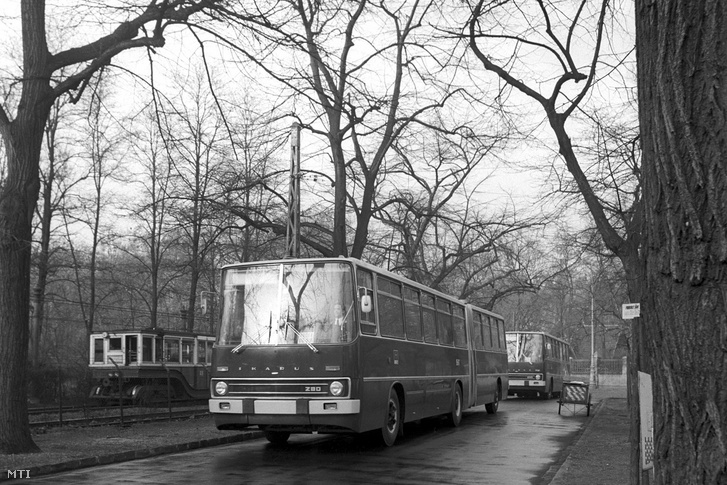 Sajtós próbaúton a Városligetben nem sokkal az átadási ceremónia után a BKV két új busza. Ekkoriban a kisföldalattinak még itt volt a végállomása 
