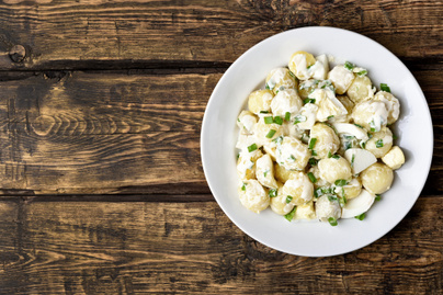 Kefires, snidlinges dán krumplisaláta tojással: bármilyen sült mellé remekül illik