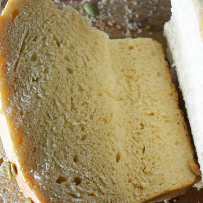 Dagasztás nélkül készült házi kenyér magvakkal szórva: alig van vele munka