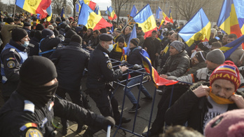 Megrohamozták a román parlamentet az oltásellenesek