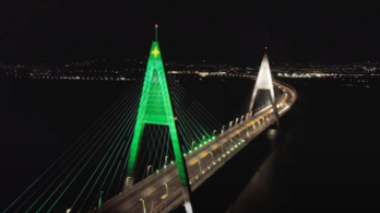 Az ország legnagyobb karácsonyfájává változott a Megyeri híd