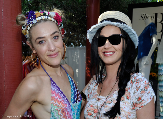 Katy Perry a Coachella fesztiválon Mia Morettivel pózol, aki egy DJ