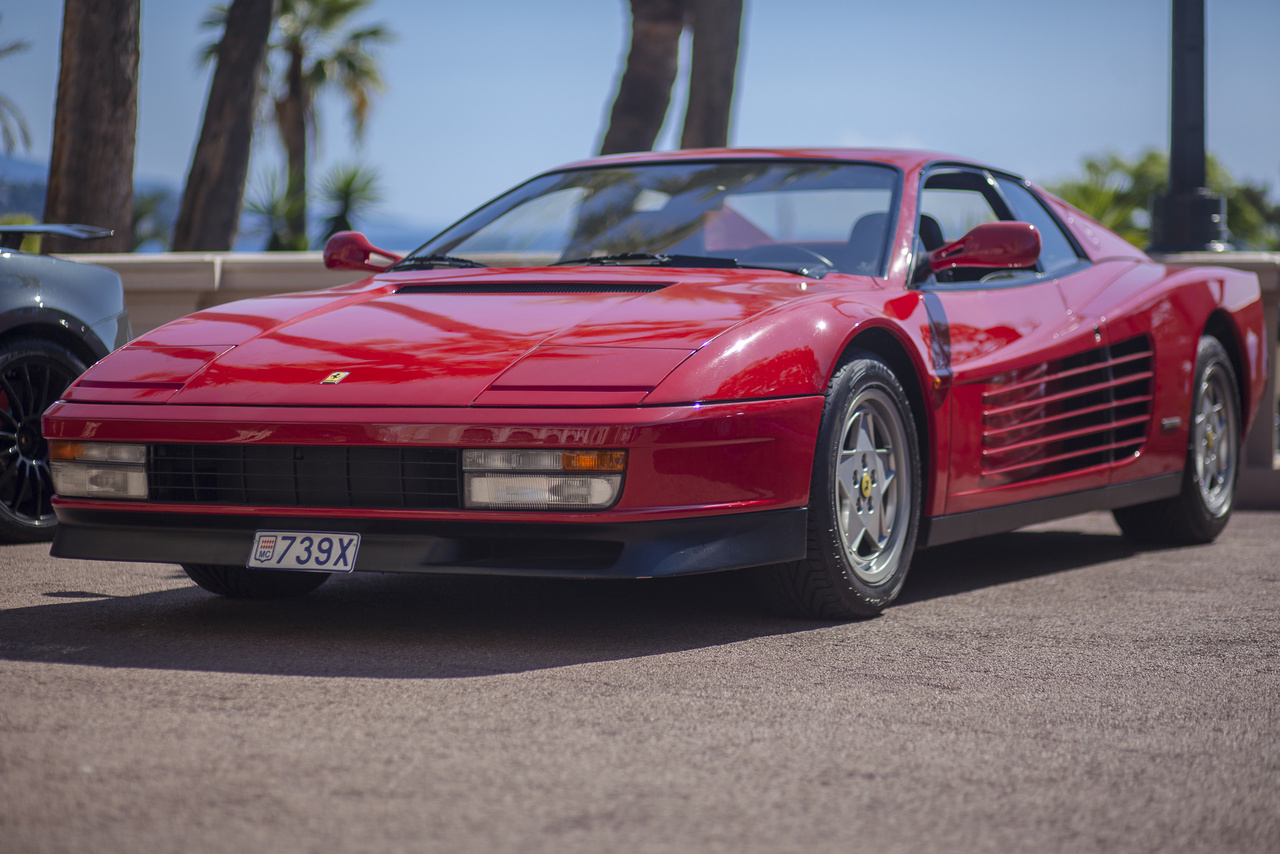 Countach híján az esemény poszterkirálya a Ferrari Testarossa. Az a szép az olasz nyelvben, hogy szinte bármi jól hangzik olaszul, lásd quattroporte, mint négyajtós, és testa rossa, azaz vöröshajú. Kevés autót gyártott ennyi ideig (1984-1996), ilyen nagy példányszámban (10000+) a Ferrari, mégis az egyik legnépszerűbb gyűjtői darab, meredeken emelkedő árral. A távolban pedig felsírt Don Johnson.