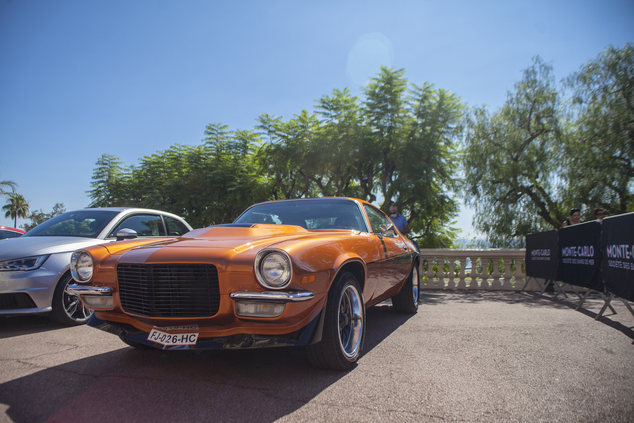 Az amerikai autók szégyenteljesen alulreprezentáltak a környéken. Elvétve egy új Mustang, de például Cadillacből csak egyet láttunk, az is a formailag szörnyű nyolcvanas évekből. Körbe is rajongtuk ezt a ránézésre talán 1973-as Camarót. Üdítő volt a bunkó rotyogása ebben a puccos környezetben.