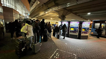 Bosszankodnak az utasok, a BKK lekapcsolta a repülőtéren a jegykiadó automaták felét