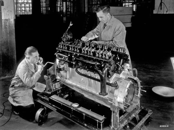 A monster engine, a híres Cadillac V16 a szerelősoron 1930-ban