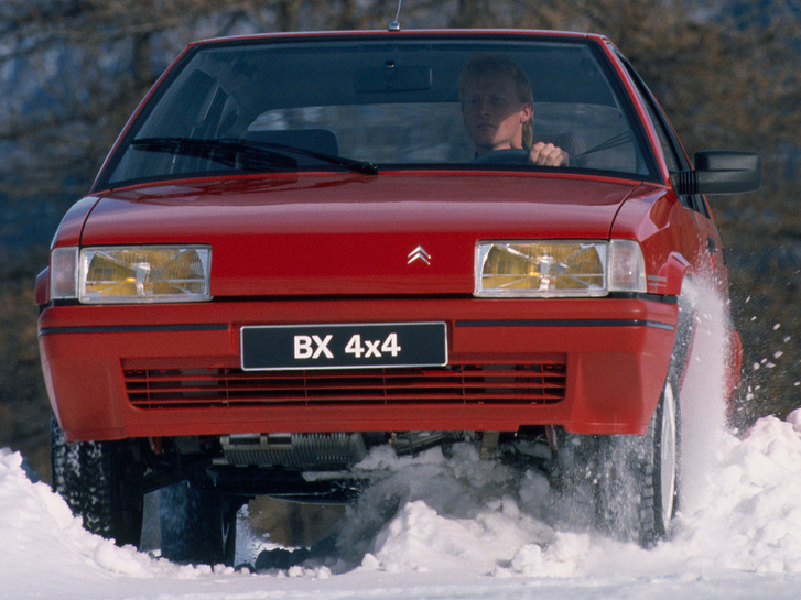 A Citroën BX ugyanerre a platformra készült, ám ott mind a négy kerék hidrós, tehát meg is tudott emelkedni hóban-sárban