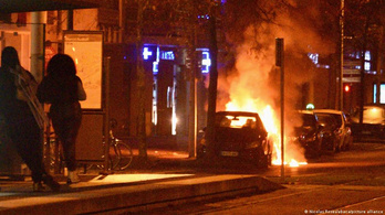 Francia újévi hagyomány: idén csak 874 autót gyújtottak fel