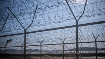 Észak-Koreába igyekezett, még a szögesdrót kerítésen is átjutott