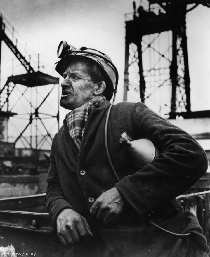 Egy Emrys Jones nevű bányász az Abercynon Colliery bányában, műszakváltáskor. Jones egyébként a walesi nemzeti oprera egyik vezető tenorja volt (1951).