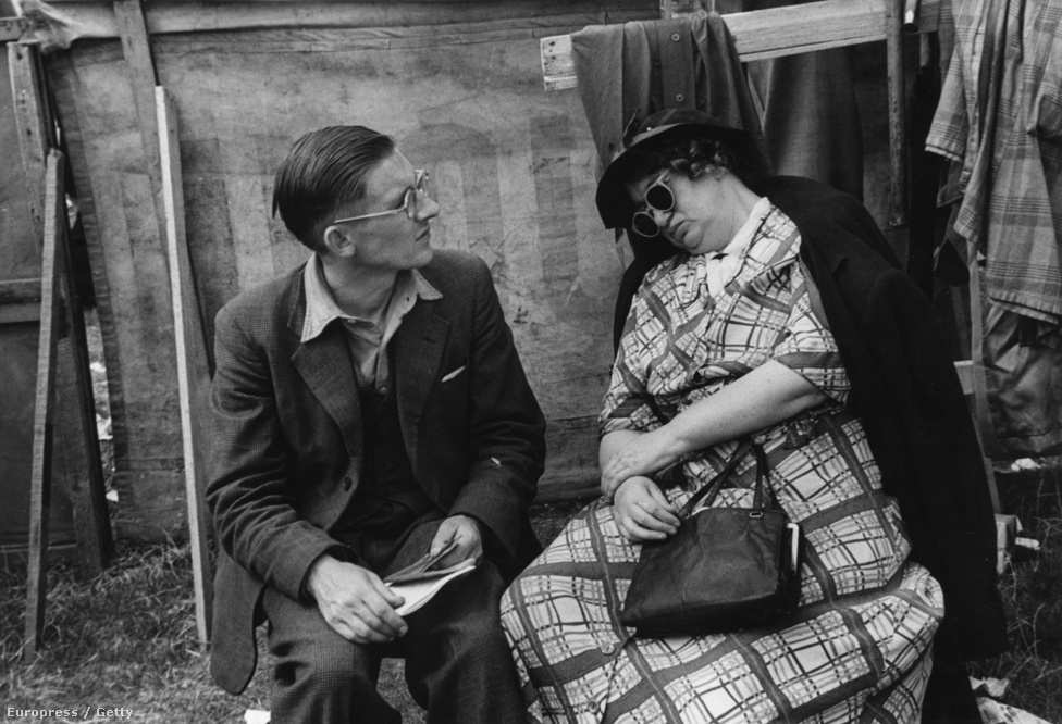 A wrightoni ügető egyik nézője a lovak helyett egy alvó nőt figyel (1952).