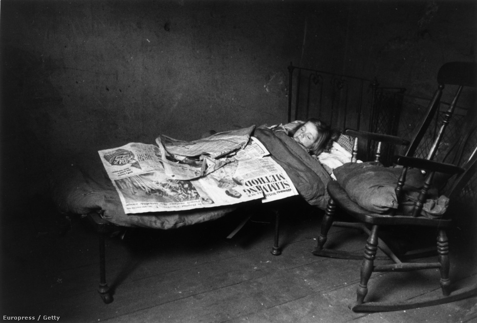 Egy gyerek alszik a liverpooli gettóban, ahol a hatóságok 88 000 házat és lakást nyilvánítottak lakhatásra alkalmatlannak (1956). 