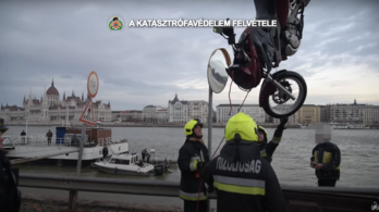 Megtalálták a búvárok, tűzoltódaruval emelték ki a Dunába zuhant motorkerékpárt