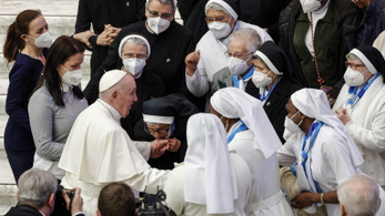 Ferenc pápa szerint sokaknál a háziállatok foglalták el a gyermekek helyét