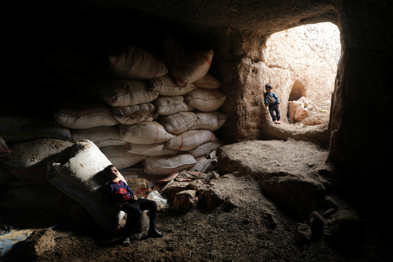 Mohamad Shiban (7) és Fatima Mahmoud Abu Khalifa (4) egy otthonként szolgáló barlangban. Azok a családok, akik tudtak, a romokat építőanyag-forrásnak használva megpróbáltak házakat építeni maguknak. A legtöbben viszont sátrakban élnek.