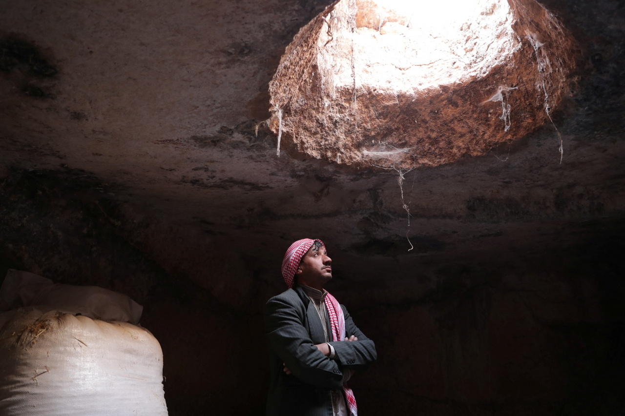 Mahmoud Abu Khalifa (35) egy barlangban Babisqa falujában, mely 2011 óta az az UNESCO világörökséghez tartozó Holt Városok része. A férfi minden ingóságát a barlangban őrzi, birkák neveléséből próbál megélni.