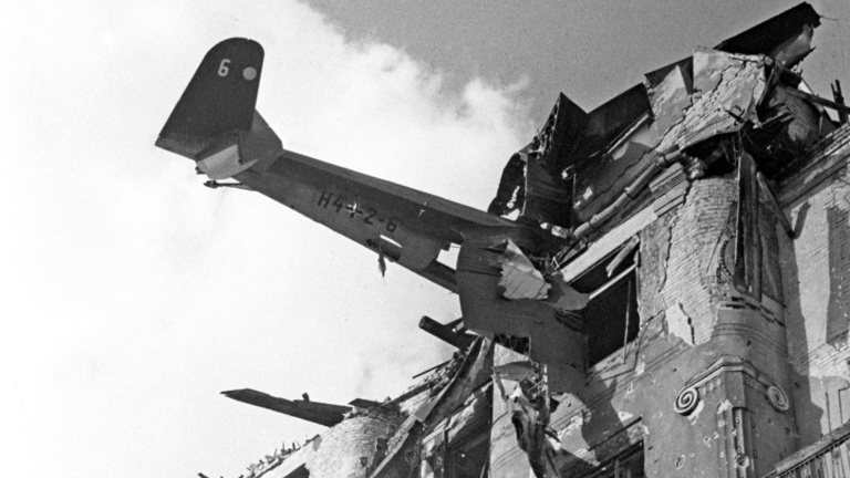 Repülőgép csapódott egy Attila úti ház ötödik emeletébe