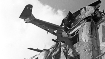 Repülőgép csapódott egy Attila úti ház ötödik emeletébe