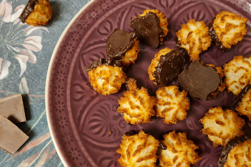 Házi kókuszcsók csokis talppal: csupán néhány hozzávalóból készül a finomság