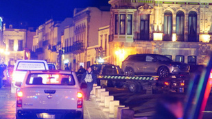 Holttestekkel teli autó parkolt egy mexikói kormányzati épület előtt