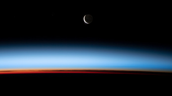 Lélegzetelállító fotó: növekvő Hold a napnyugta felett