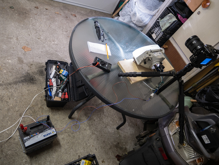 A rendszer: egy akku, a lámpa az asztalhoz rögzítve és egy fényképezőgép