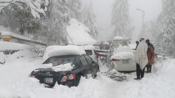 Ezer autó elakadt a hóviharban, sokan megfagytak vagy megfulladtak