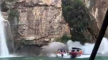 Videón a szörnyű tragédia, szikla zuhant a csónakázókra