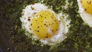 A világ legegyszerűbb reggelije egyben a legfinomabb is: pestós tojás