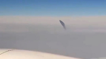 Repülő ablakából filmezték le az „ufót”
