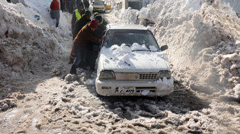Tíz gyermek életét követelte a pakisztáni hófúvás