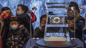 Vizet mutatott ki a Holdon a kínai szonda