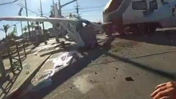 Kimentették a pilótát, pillanatokkal később egy vonat darabokra törte a gépet