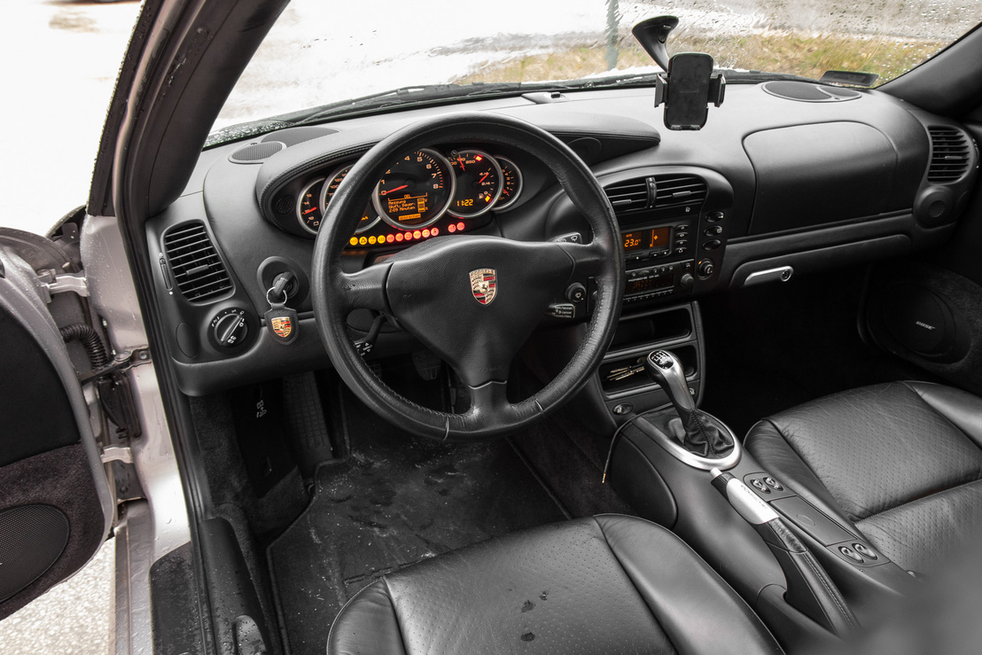 A 996-os széria belsején nagyon látszik az 1990-es évek vége, de az ergonómia jó