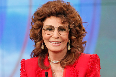 Sophia Loren menye ez a gyönyörű színésznő: a 48 éves Sasha népszerű sorozatsztár