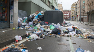 A szemétszállítók sztrájkja miatt hulladékhegyek borítják egy katalán város utcáit