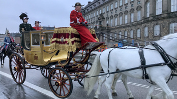 Nem használja többé a dán királyi család a rasszista aranyhintót