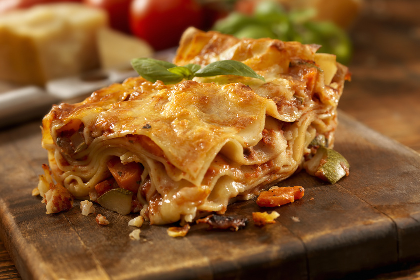 Isteni húsmentes lasagne cukkinivel: rengeteg sajt pirul a tetejére