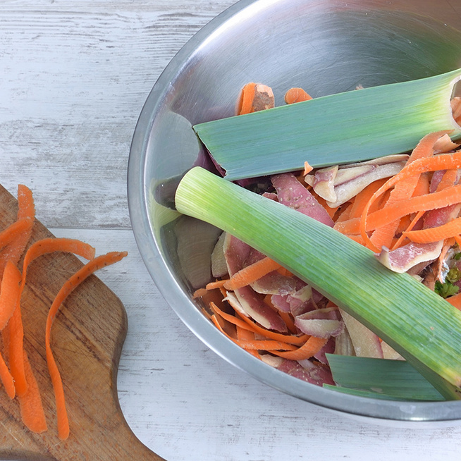 Így használd fel a konyhai hulladékot: a zöldséghéjból mennyei alaplé készülhet