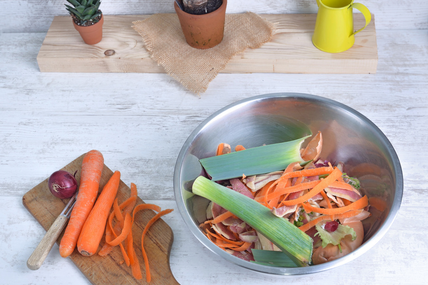 Így használd fel a konyhai hulladékot: a zöldséghéjból mennyei alaplé készülhet