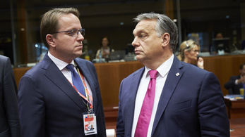 Hatalmas kavarás megy Boszniában, de mi köze ehhez a magyar bővítési biztosnak?