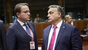 Hatalmas kavarás megy Boszniában, de mi köze ehhez a magyar bővítési biztosnak?