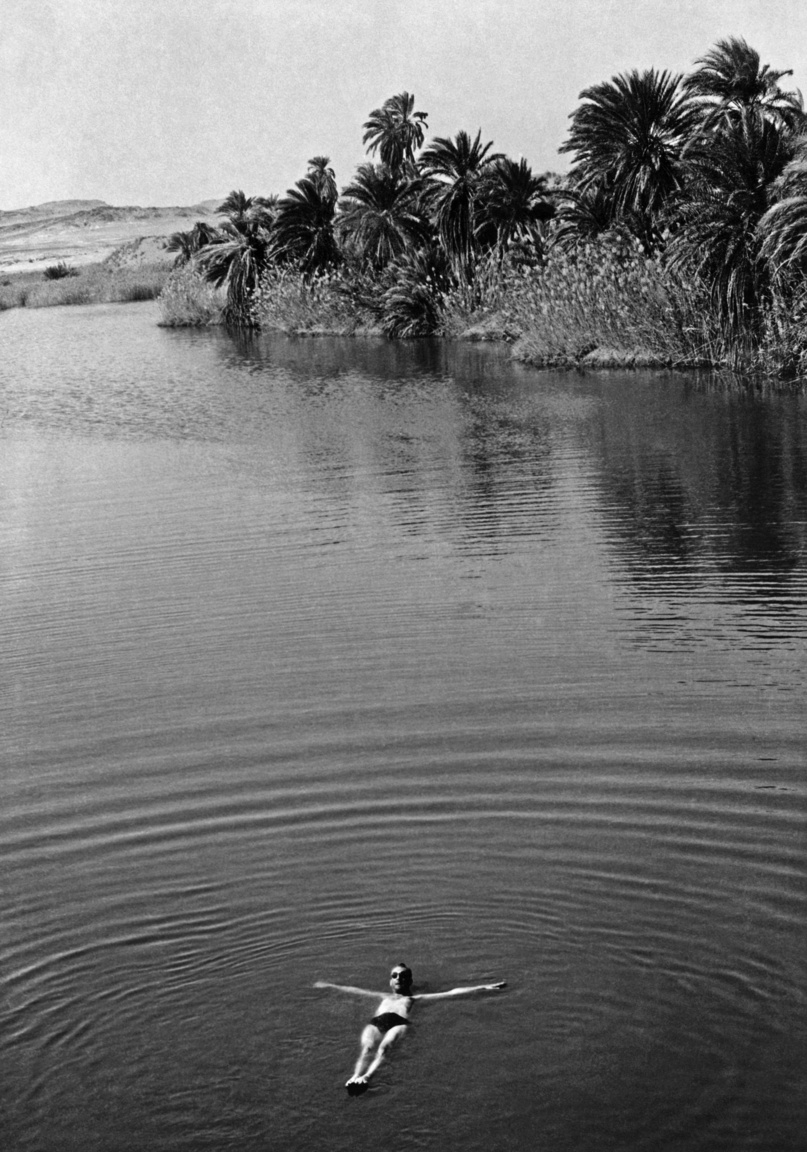 Almásy László egy sós vizű tóban úszik. Szudán. 1935. február 1. 