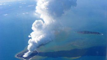 Kitört egy vulkán a Csendes-óceán mélyén, a cunami elérte Tongát